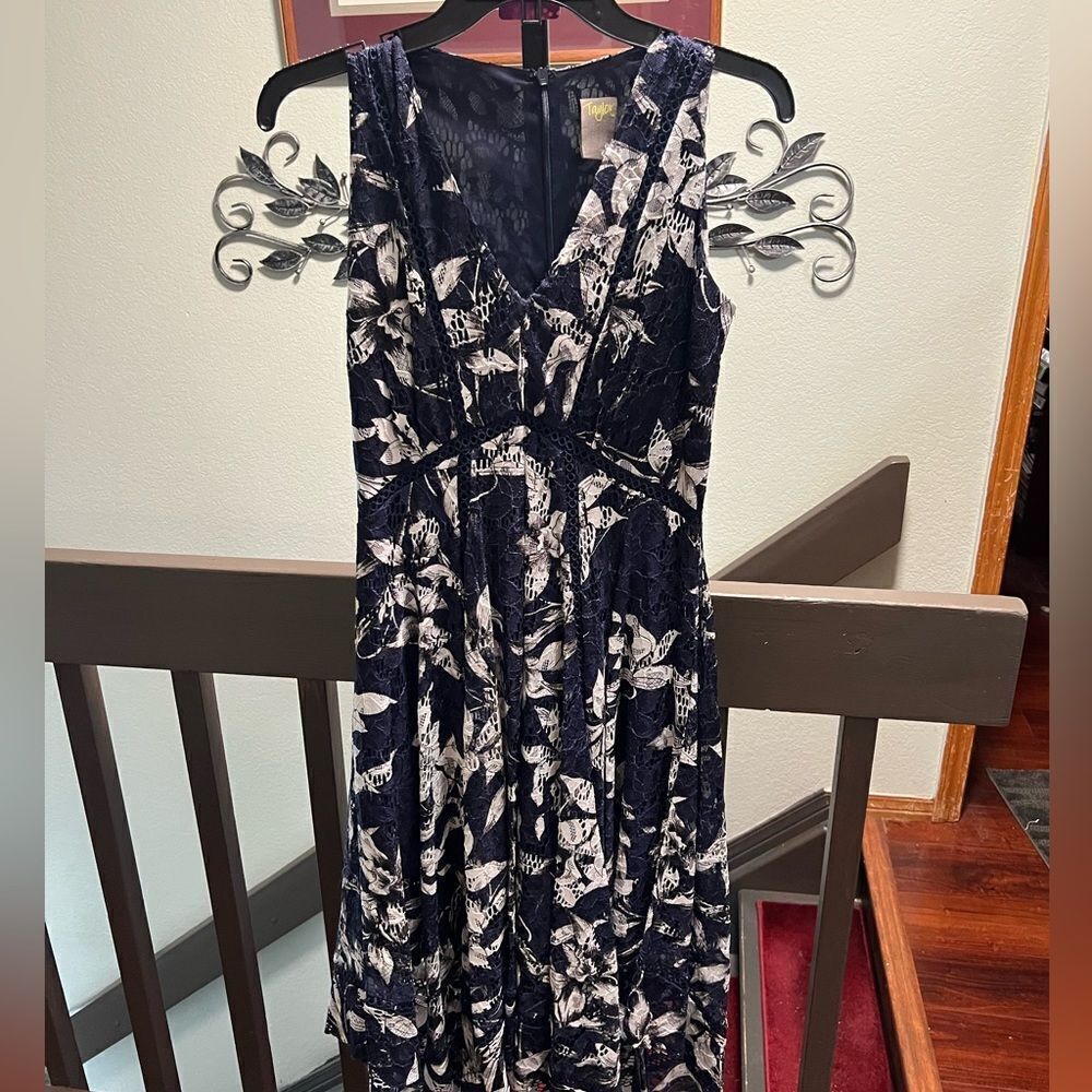 Taylor Navy &White Floral Dress Lace Overlay V-Neck, Sleeveless Size 4 #127